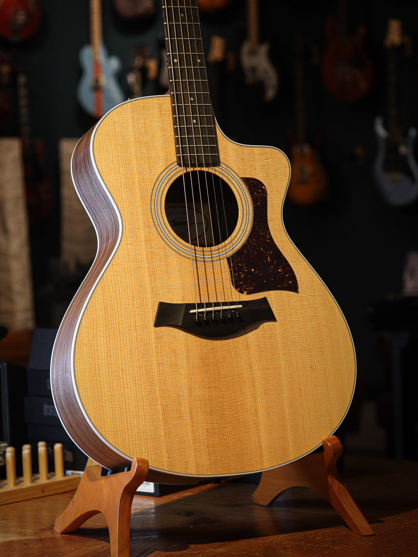 Taylor 212ce
